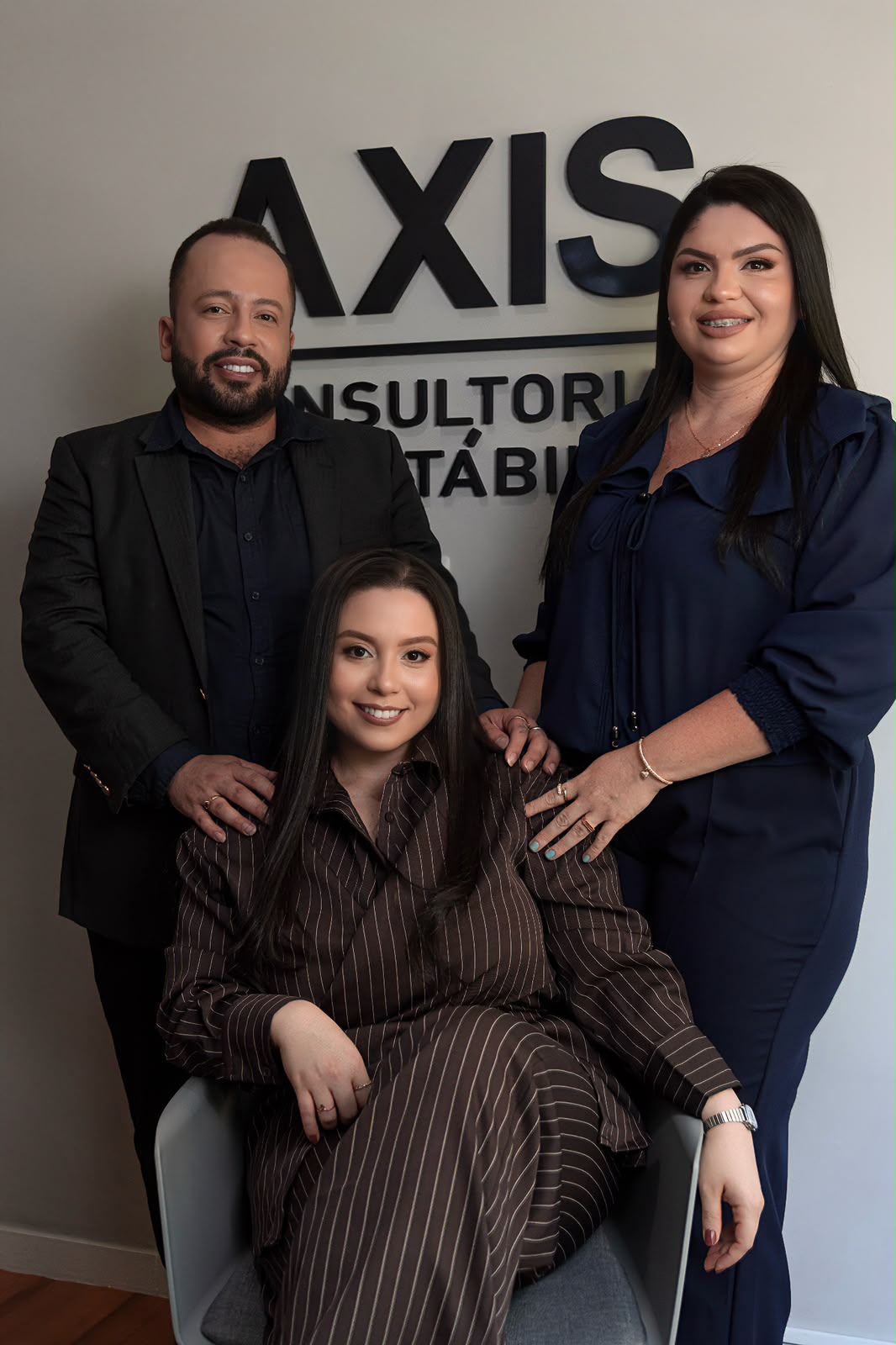 Equipe AXIS em reunião no escritório